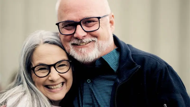 husband and wife hugging.